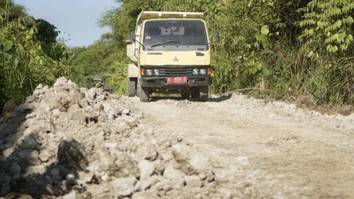 Foto: Kondisi jalan menuju Kecamatan Tanjung Harapan